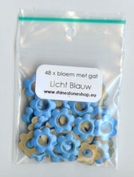 Licht blauw bloemetje met gat