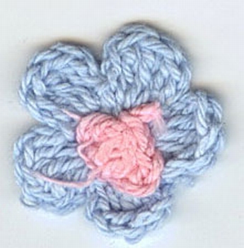 Hele mooie gehaakte bloemetjes -2,5cm- blauw met roze hartje