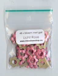 Licht roze bloemetje met gat