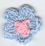 Hele mooie gehaakte bloemetjes -2,5cm- blauw met roze hartje